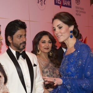 La duchesse Catherine de Cambridge (en Jenny Packham) a fait forte impression sur le "roi de Bollywood" Shah Rukh Khan au Taj Palace Hotel à Mumbai le 10 avril 2016 lors d'un gala organisé par la British Asian Foundation, avec la participation de nombreuses stars de Bollywood, au premier jour de leur visite officielle en Inde.