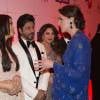 La duchesse Catherine de Cambridge (en Jenny Packham) a fait forte impression sur le "roi de Bollywood" Shah Rukh Khan au Taj Palace Hotel à Mumbai le 10 avril 2016 lors d'un gala organisé par la British Asian Foundation, avec la participation de nombreuses stars de Bollywood, au premier jour de leur visite officielle en Inde.