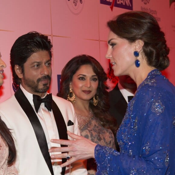 La duchesse Catherine de Cambridge (en Jenny Packham) a fait forte impression sur le "roi de Bollywood" Shah Rukh Khan au Taj Palace Hotel à Mumbai le 10 avril 2016 lors d'un gala organisé par la British Asian Foundation, avec la participation de nombreuses stars de Bollywood, au premier jour de leur visite officielle en Inde.