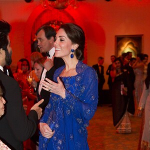 La duchesse Catherine de Cambridge (en Jenny Packham) rencontrant des invités au Taj Palace Hotel à Mumbai le 10 avril 2016 lors d'un gala organisé par la British Asian Foundation, avec la participation de nombreuses stars de Bollywood, au premier jour de leur visite officielle en Inde.
