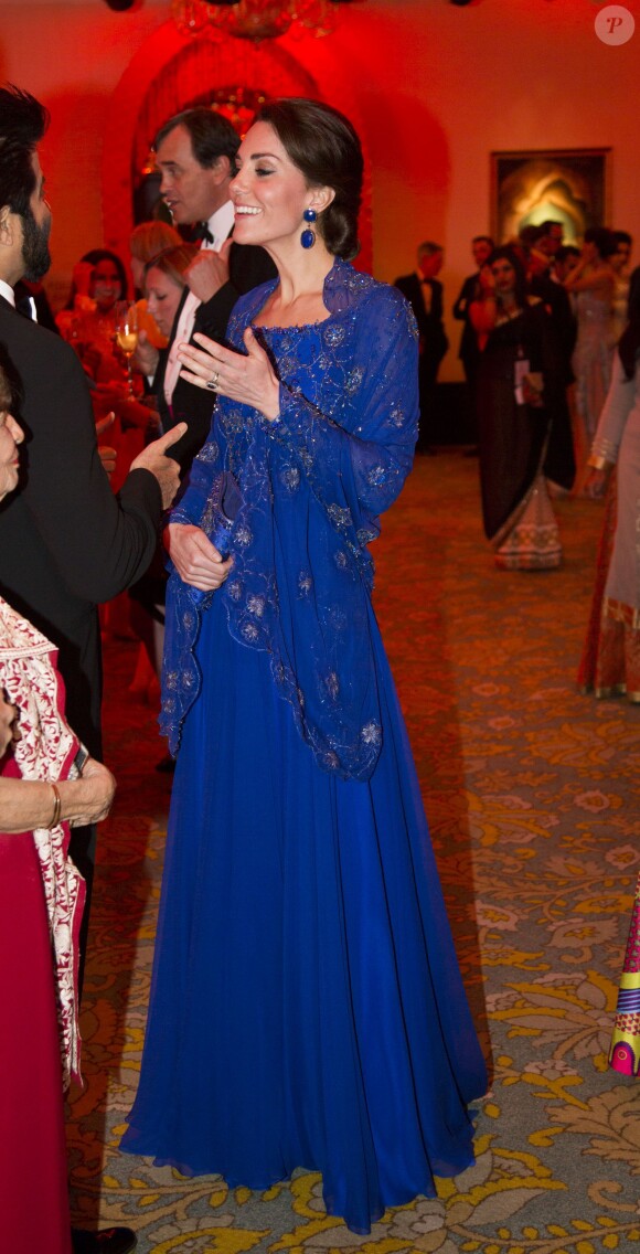 La duchesse Catherine de Cambridge (en Jenny Packham) rencontrant des invités au Taj Palace Hotel à Mumbai le 10 avril 2016 lors d'un gala organisé par la British Asian Foundation, avec la participation de nombreuses stars de Bollywood, au premier jour de leur visite officielle en Inde.