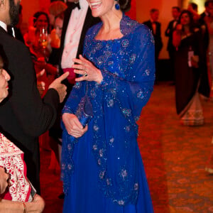 La duchesse Catherine de Cambridge (en Jenny Packham) rencontrant des invités au Taj Palace Hotel à Mumbai le 10 avril 2016 lors d'un gala organisé par la British Asian Foundation, avec la participation de nombreuses stars de Bollywood, au premier jour de leur visite officielle en Inde.