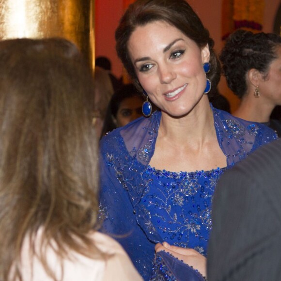 La duchesse Catherine de Cambridge (en Jenny Packham) rencontrant des invités au Taj Palace Hotel à Mumbai le 10 avril 2016 lors d'un gala organisé par la British Asian Foundation, avec la participation de nombreuses stars de Bollywood, au premier jour de leur visite officielle en Inde.