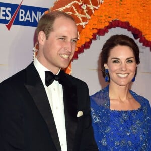 Le prince William et la duchesse Catherine de Cambridge (en Jenny Packham) au Taj Palace Hotel à Mumbai le 10 avril 2016 lors d'un gala organisé par la British Asian Foundation, avec la participation de nombreuses stars de Bollywood et personnalités indiennes influentes.