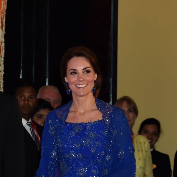 Le prince William et la duchesse Catherine de Cambridge (en Jenny Packham) au Taj Palace Hotel à Mumbai le 10 avril 2016 lors d'un gala organisé par la British Asian Foundation, avec la participation de nombreuses stars de Bollywood et personnalités indiennes influentes.