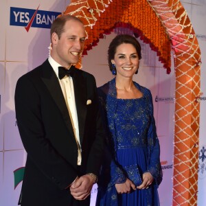 Le prince William et la duchesse Catherine de Cambridge (en Jenny Packham) au Taj Palace Hotel à Mumbai le 10 avril 2016 lors d'un gala organisé par la British Asian Foundation, avec la participation de nombreuses stars de Bollywood et personnalités indiennes influentes.