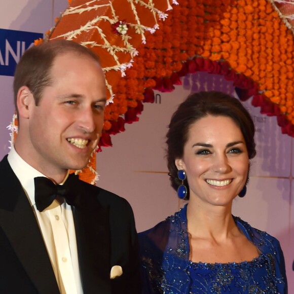 Le prince William et la duchesse Catherine de Cambridge (en Jenny Packham) au Taj Palace Hotel à Mumbai le 10 avril 2016 lors d'un gala organisé par la British Asian Foundation, avec la participation de nombreuses stars de Bollywood et personnalités indiennes influentes.