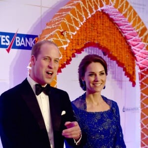 Le prince William et la duchesse Catherine de Cambridge (en Jenny Packham) au Taj Palace Hotel à Mumbai le 10 avril 2016 lors d'un gala organisé par la British Asian Foundation, avec la participation de nombreuses stars de Bollywood et personnalités indiennes influentes.