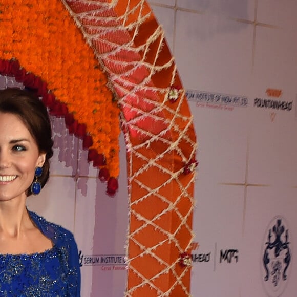 Le prince William et la duchesse Catherine de Cambridge (en Jenny Packham) au Taj Palace Hotel à Mumbai le 10 avril 2016 lors d'un gala organisé par la British Asian Foundation, avec la participation de nombreuses stars de Bollywood et personnalités indiennes influentes.