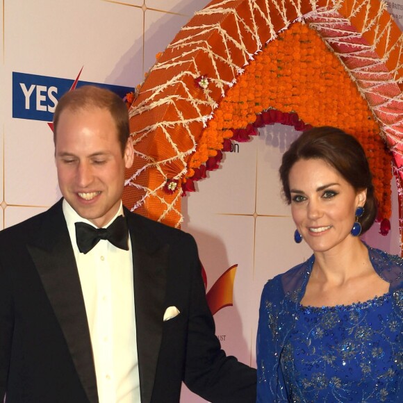 Le prince William et la duchesse Catherine de Cambridge (en Jenny Packham) au Taj Palace Hotel à Mumbai le 10 avril 2016 lors d'un gala organisé par la British Asian Foundation, avec la participation de nombreuses stars de Bollywood et personnalités indiennes influentes.
