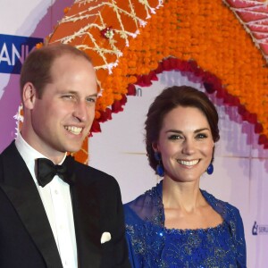 Le prince William et la duchesse Catherine de Cambridge (en Jenny Packham) au Taj Palace Hotel à Mumbai le 10 avril 2016 lors d'un gala organisé par la British Asian Foundation, avec la participation de nombreuses stars de Bollywood et personnalités indiennes influentes.