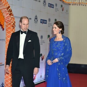 Le prince William et la duchesse Catherine de Cambridge (en Jenny Packham) au Taj Palace Hotel à Mumbai le 10 avril 2016 lors d'un gala organisé par la British Asian Foundation, avec la participation de nombreuses stars de Bollywood et personnalités indiennes influentes.