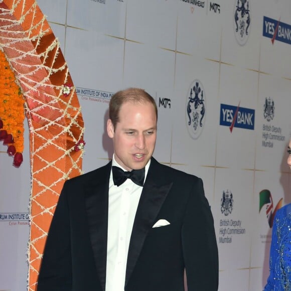 Le prince William et la duchesse Catherine de Cambridge (en Jenny Packham) au Taj Palace Hotel à Mumbai le 10 avril 2016 lors d'un gala organisé par la British Asian Foundation, avec la participation de nombreuses stars de Bollywood et personnalités indiennes influentes.