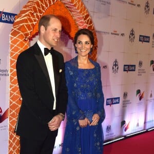 Le prince William et la duchesse Catherine de Cambridge (en Jenny Packham) au Taj Palace Hotel à Mumbai le 10 avril 2016 lors d'un gala organisé par la British Asian Foundation, avec la participation de nombreuses stars de Bollywood et personnalités indiennes influentes.