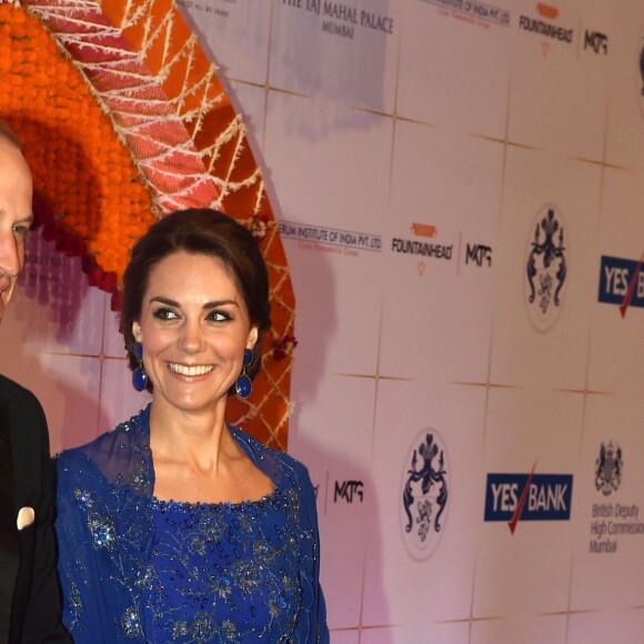 Le prince William et la duchesse Catherine de Cambridge (en Jenny Packham) au Taj Palace Hotel à Mumbai le 10 avril 2016 lors d'un gala organisé par la British Asian Foundation, avec la participation de nombreuses stars de Bollywood et personnalités indiennes influentes.
