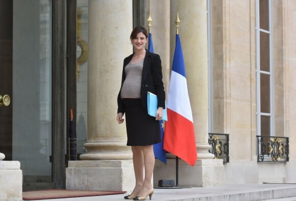 Juliette Méadel (enceinte), secrétaire d'Etat chargée de l’aide aux victimes va s'entretenir avec le président de la république François Hollande au palais de l'Elysée à Paris, le 21 mars 2016.