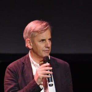 Bernard de La Villardière - Soirée spectacle à l'occasion des 15 ans de l'association "Innocence en Danger" au théâtre des Variétés à Paris, le 11 avril 2016. © Lionel Urman/Bestimage