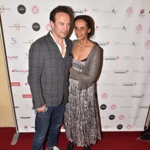 Vincent Perez et sa femme Karine Silla - Soirée spectacle à l'occasion des 15 ans de l'association "Innocence en Danger" au théâtre des Variétés à Paris, le 11 avril 2016. © Lionel Urman/Bestimage