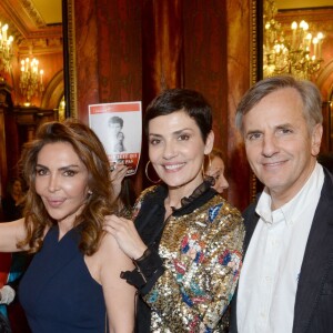 Homayra Sellier (présidente de l'association "Innocence en Danger"), Cristina Cordula et Bernard de La Villardière - Soirée spectacle à l'occasion des 15 ans de l'association "Innocence en Danger" au théâtre des Variétés à Paris, le 11 avril 2016. © Lionel Urman/Bestimage