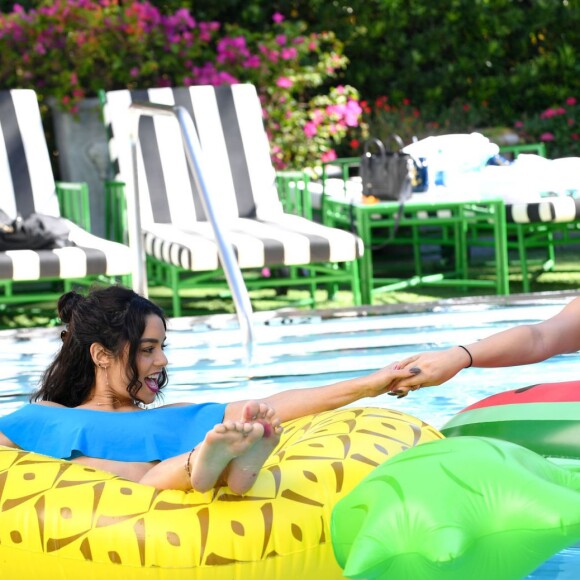 Vanessa et Stella Hudgens en bikinis à Miami, le 8 avril 2016.