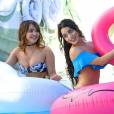 Vanessa et Stella Hudgens se baignent à Miami, le 8 avril 2016.