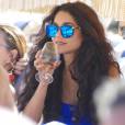 Vanessa Hudgens, verre de vin à la main, profite d'un après-midi ensoleillé avec sa soeur Stella. Miami Beach, le 9 avril 2016.