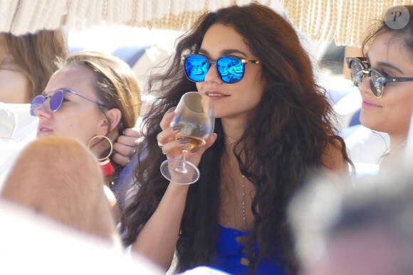 Vanessa Hudgens, verre de vin à la main, profite d'un après-midi ensoleillé avec sa soeur Stella. Miami Beach, le 9 avril 2016.