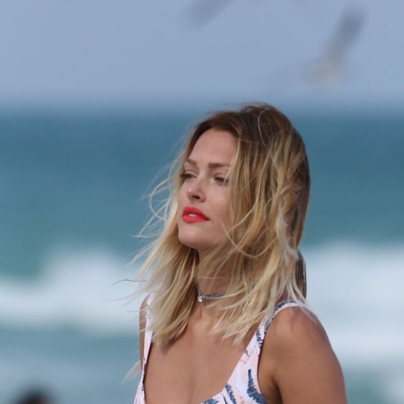 Caroline Receveur en vacances sur la plage de Miami, le 6 avril 2016. 
