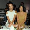 Emily Ratajkowski et Kourtney Kardashian assistent au défilé alice + olivia by Stacey Bendet (collection printemps 2016) à la NeueHouse. Los Angeles, le 13 avril 2016.
