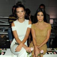 Emily Ratajkowski et Kourtney Kardashian: Spectatrices irrésistibles d'un défilé