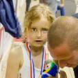 Manon, la fille de Laure Manaudou et Frédérick Bousquet, avec son papa lors des Championnats de France de natation à Montpellier, le 3 avril 2016.