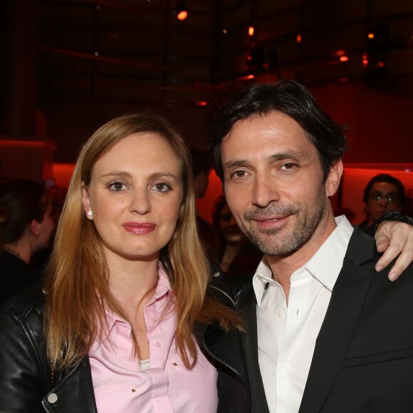 Exclusif - Sébastien Roch et sa compagne Florence - Présentation en avant-première du 300ème épisode de la série "Les Mystères de l'Amour" au siège de TF1 à Boulogne-Billancourt le 14 avril 2016. Cet événement sera diffusé sur TMC le samedi 16 avril à 19h45. Il a plus de 25 ans que ces acteurs jouent ensemble; la première série était "Hélène et les garçons" en 1992 sur TF1 produite par Jean-Luc Azoulay. © Denis Guignebourg/Bestimage