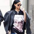 Rihanna quitte son appartement de New York, et porte un t-shirt à l'effigie de la princesse Diana le 2 avril 2016. © CPA / Bestimage