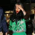 La chanteuse Rihanna habillée en vert à New York le 28 mars 2016.