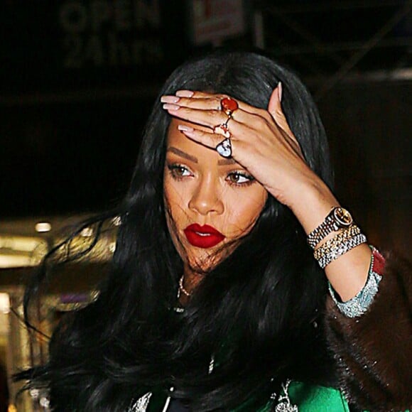 La chanteuse Rihanna habillée en vert à New York le 28 mars 2016.