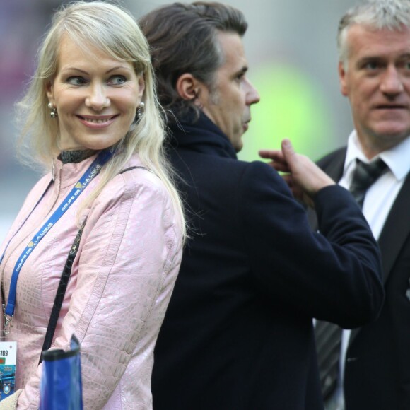 Didier Deschamps avec Margarita Louis-Dreyfus et Vincent Labrune au Stade de France le 14 avril 2012 lors de la finale de la Coupe de la Ligue remportée par l'Olympique de Marseille contre l'OL.