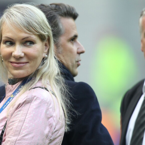 Didier Deschamps avec Margarita Louis-Dreyfus et Vincent Labrune au Stade de France le 14 avril 2012 lors de la finale de la Coupe de la Ligue remportée par l'Olympique de Marseille contre l'OL.