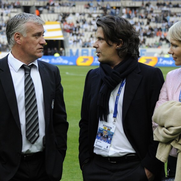 Didier Deschamps avec Vincent Labrune et Margarita Louis-Dreyfus au Stade de France le 14 avril 2012 lors de la finale de la Coupe de la Ligue remportée par l'Olympique de Marseille contre l'OL.