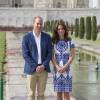 Kate Middleton, duchesse de Cambridge, en Naeem Khan le 16 avril 2016 au Taj Mahal, lors de sa visite officielle en Inde et au Bhoutan (10-16 avril) avec le prince William