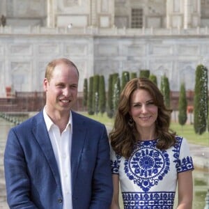 Kate Middleton, duchesse de Cambridge, en Naeem Khan le 16 avril 2016 au Taj Mahal, lors de sa visite officielle en Inde et au Bhoutan (10-16 avril) avec le prince William