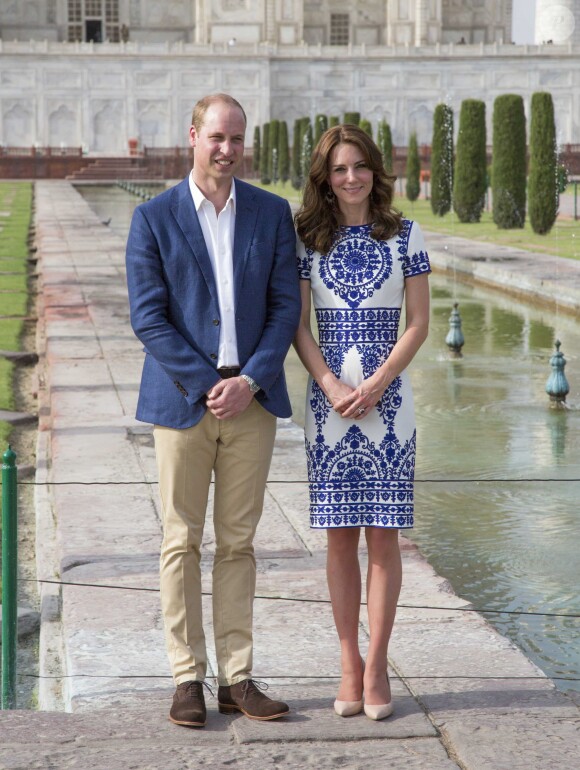 Kate Middleton, duchesse de Cambridge, en Naeem Khan le 16 avril 2016 au Taj Mahal, lors de sa visite officielle en Inde et au Bhoutan (10-16 avril) avec le prince William