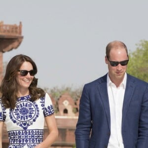 Kate Middleton, duchesse de Cambridge, en Naeem Khan le 16 avril 2016 au Taj Mahal, lors de sa visite officielle en Inde et au Bhoutan (10-16 avril) avec le prince William