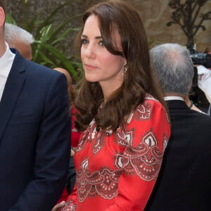 Kate Middleton, duchesse de Cambridge, en Alexander McQueen le 10 avril 2016 à Mumbai, lors de sa visite officielle en Inde et au Bhoutan (10-16 avril) avec le prince William