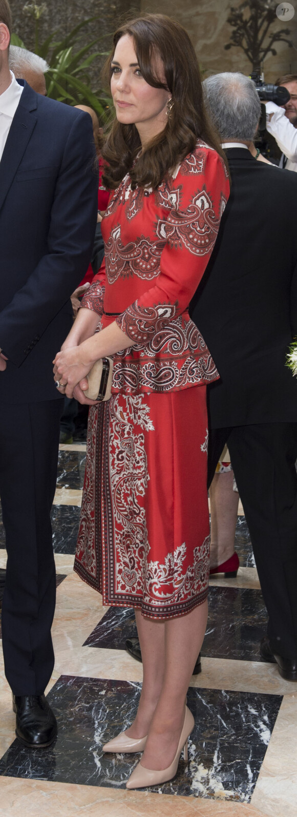 Kate Middleton, duchesse de Cambridge, en Alexander McQueen le 10 avril 2016 à Mumbai, lors de sa visite officielle en Inde et au Bhoutan (10-16 avril) avec le prince William