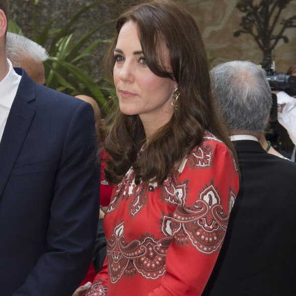 Kate Middleton, duchesse de Cambridge, en Alexander McQueen le 10 avril 2016 à Mumbai, lors de sa visite officielle en Inde et au Bhoutan (10-16 avril) avec le prince William