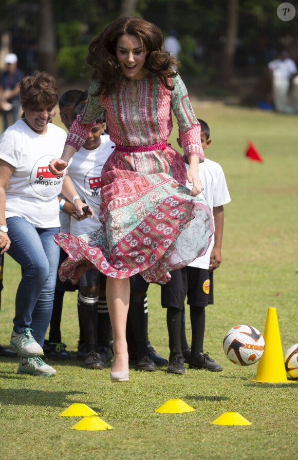Kate Middleton en pleine initiation au cricket à Mumbai le 10 avril 2016.