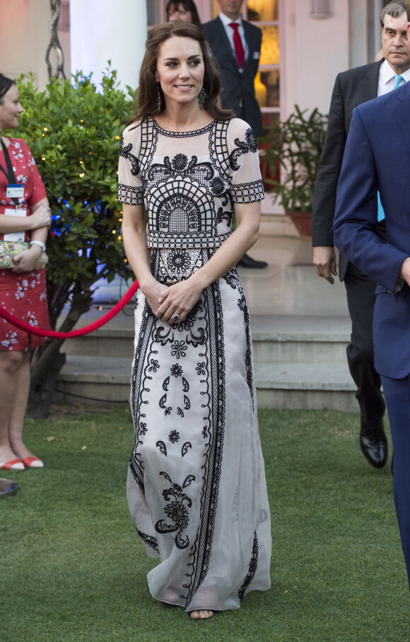 Kate Middleton en robe Temperley London lors de la réception chez le haut commissaire britannique à New Delhi, en Inde, avril 2016