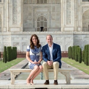 Kate Middleton et le prince William posant devant le Taj Mahal le 16 avril 2016