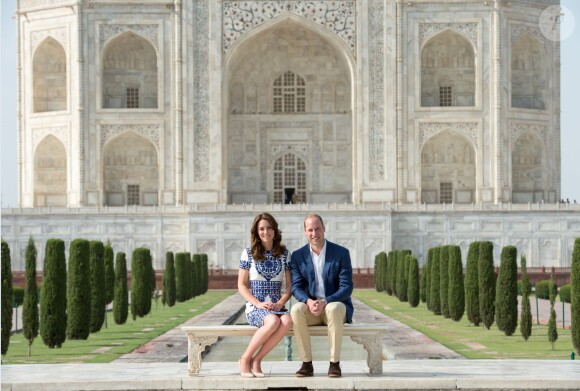 Kate Middleton et le prince William posant devant le Taj Mahal le 16 avril 2016