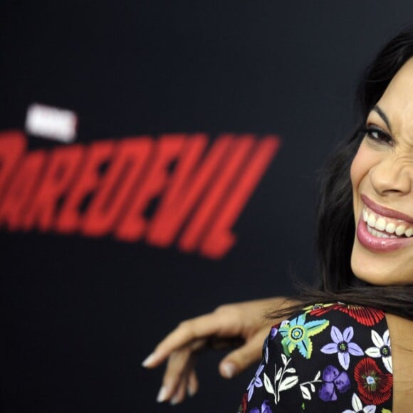 Rosario Dawson lors de la première de la série "Daredevil" à New York le 10 mars 2016 